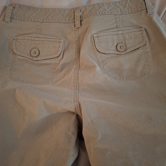 Dockers Wome's Khaki Capri Cargo Pants - Picture 9 of 9